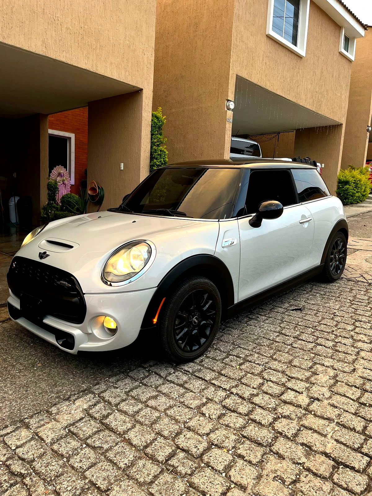 MINI Cooper S 2018 de dos puertas publicado para venta en Guatemala